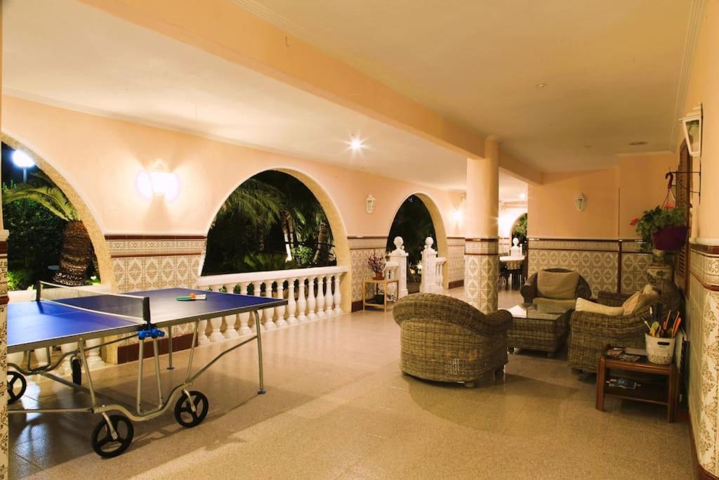 Villa Iluminada con chimenea, barbacoa y piscina cerca Playa