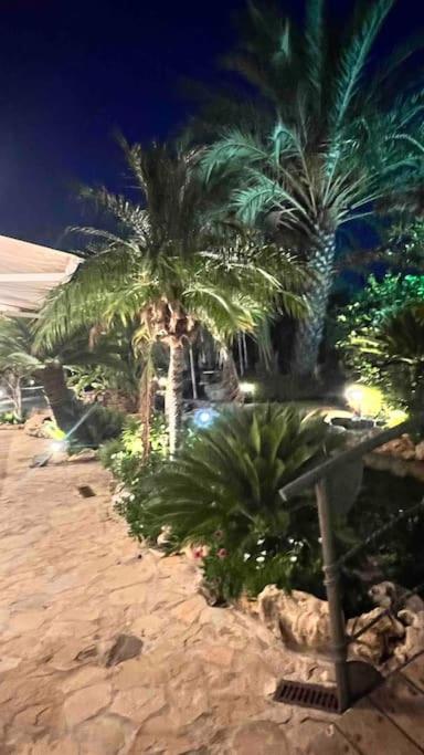 Villa Iluminada con chimenea, barbacoa y piscina cerca Playa