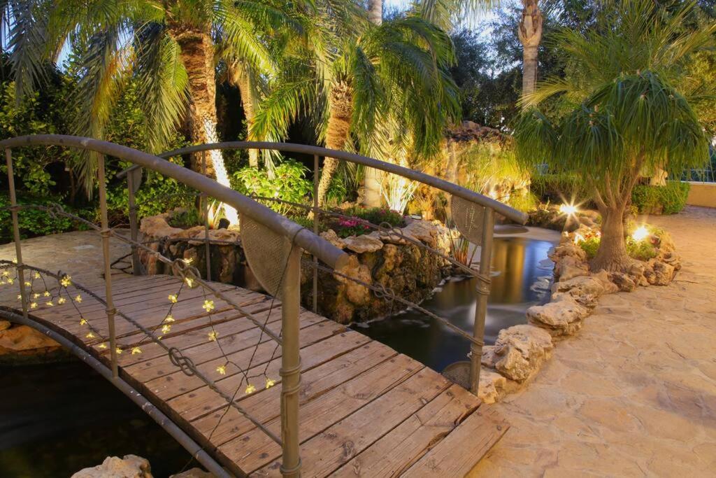 Villa Iluminada con chimenea, barbacoa y piscina cerca Playa