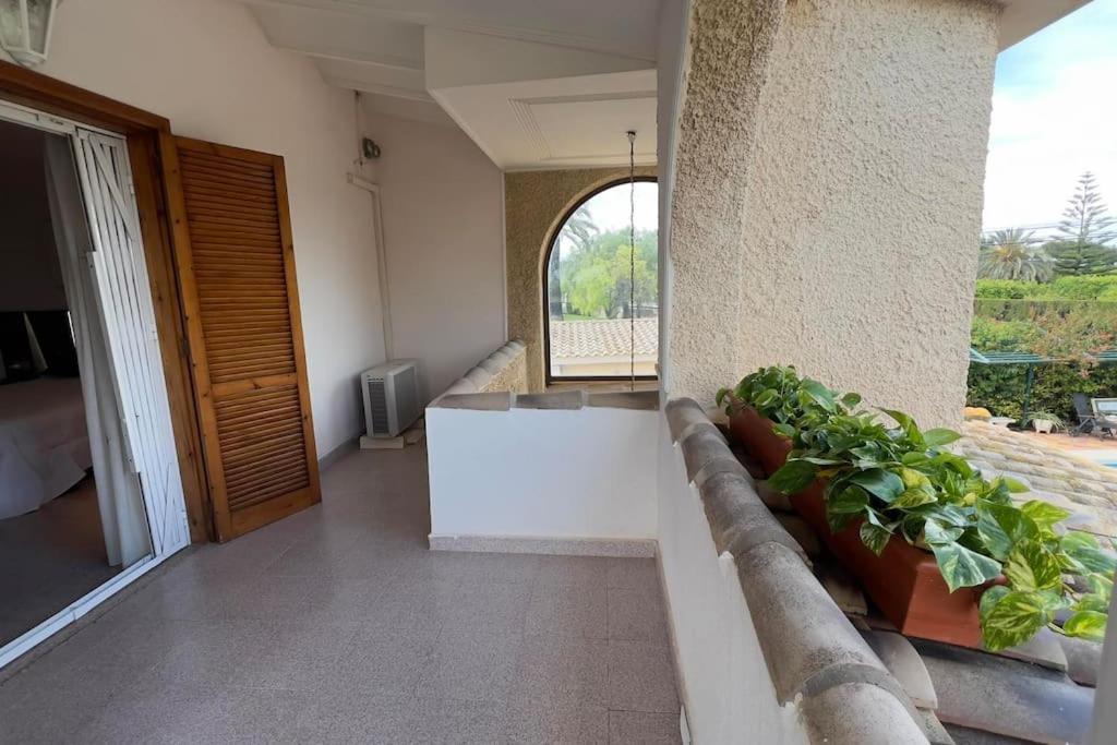Villa Iluminada con chimenea, barbacoa y piscina cerca Playa