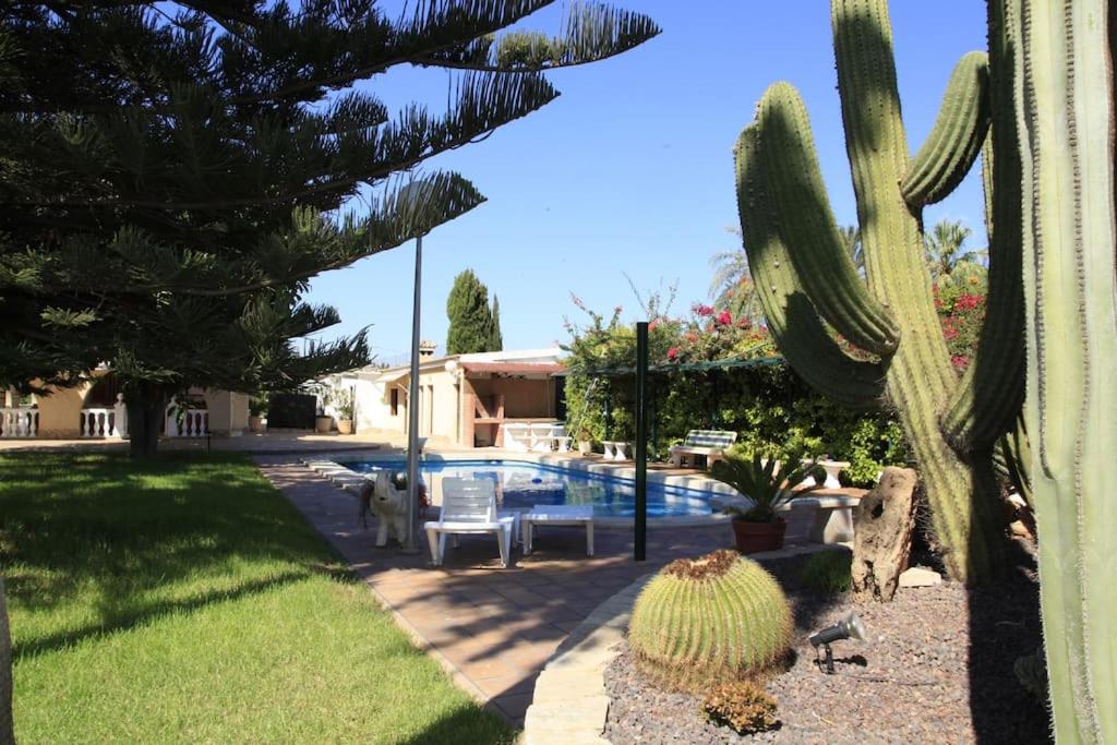 Villa Iluminada con chimenea, barbacoa y piscina cerca Playa