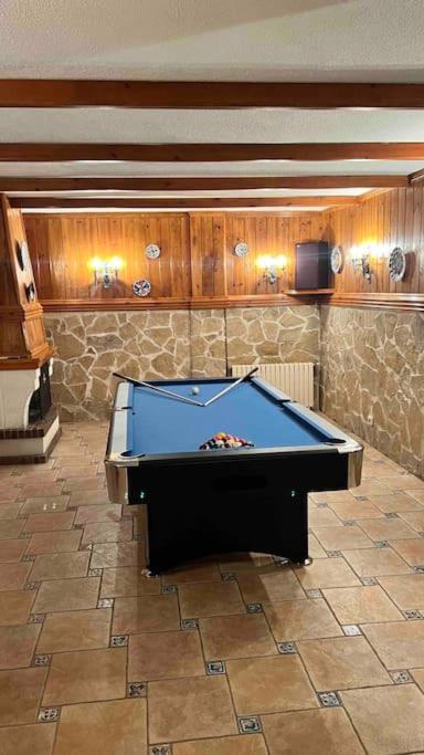Villa Iluminada con chimenea, barbacoa y piscina cerca Playa