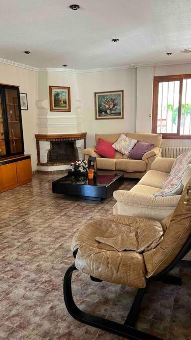 Villa Iluminada con chimenea, barbacoa y piscina cerca Playa