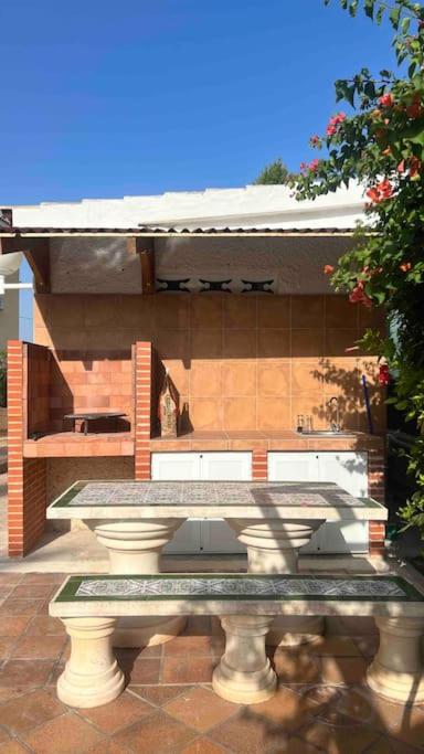 Villa Iluminada con chimenea, barbacoa y piscina cerca Playa