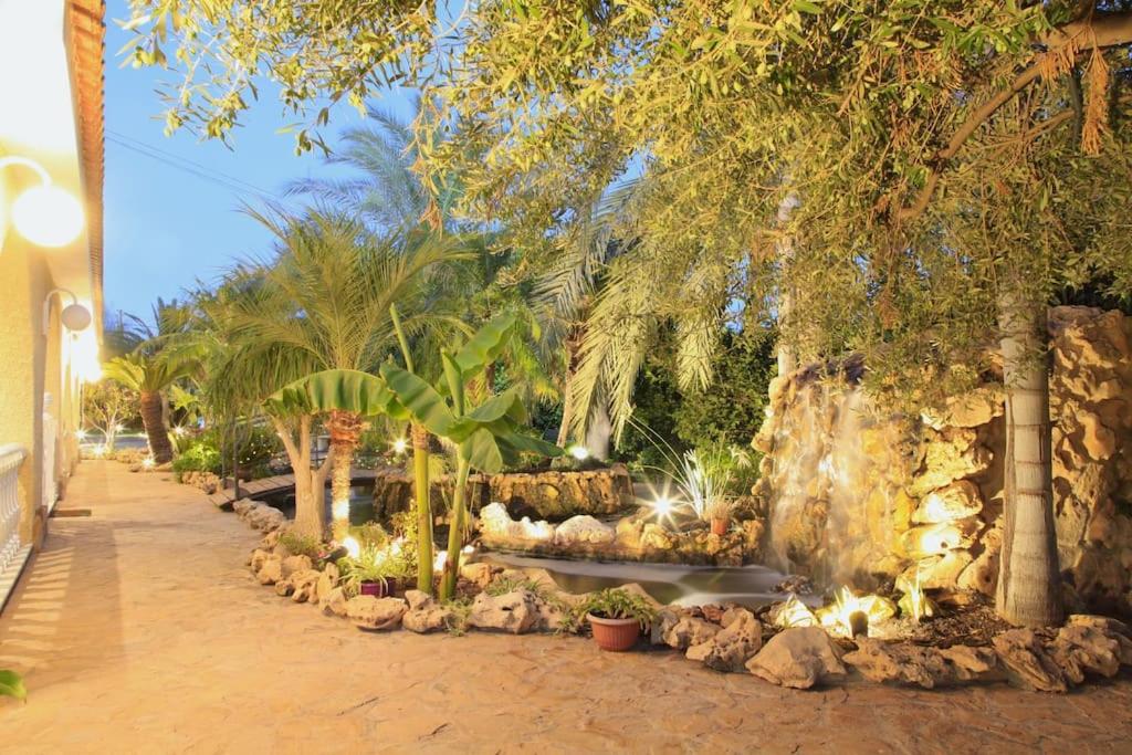 Villa Iluminada con chimenea, barbacoa y piscina cerca Playa