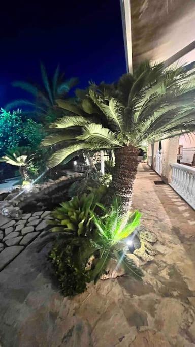 Villa Iluminada con chimenea, barbacoa y piscina cerca Playa