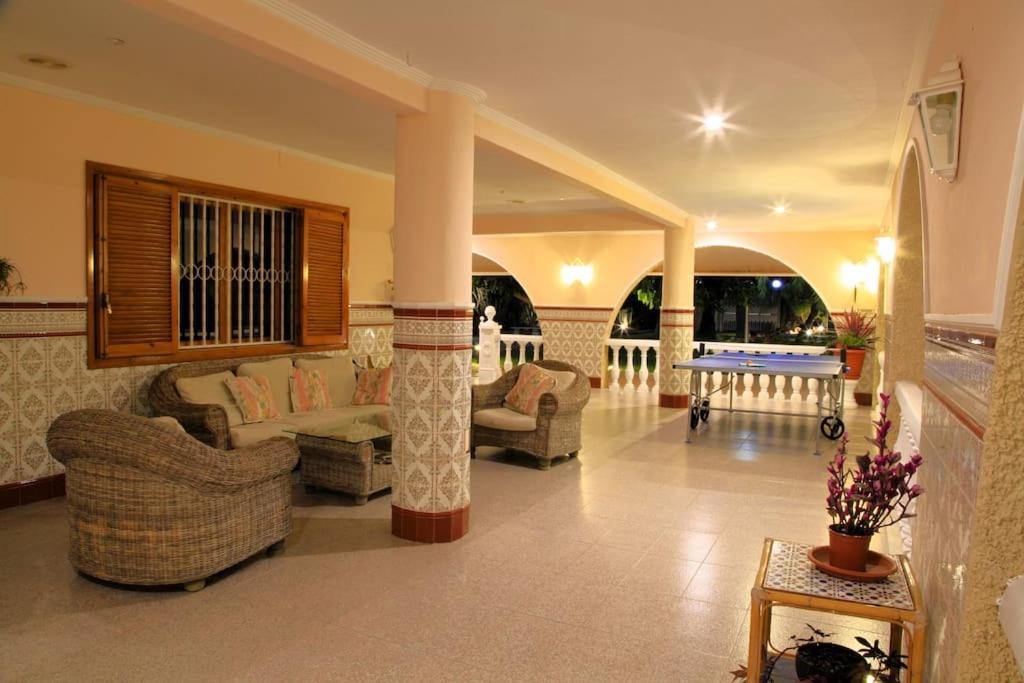 Villa Iluminada con chimenea, barbacoa y piscina cerca Playa