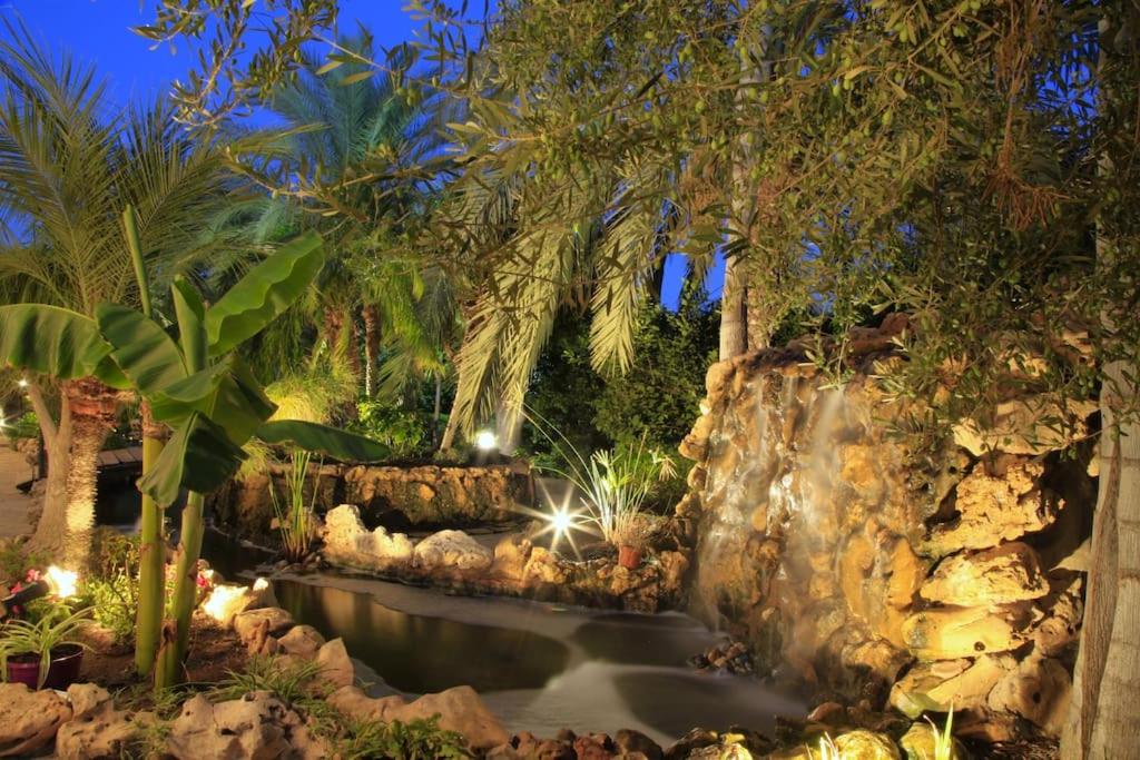 Villa Iluminada con chimenea, barbacoa y piscina cerca Playa