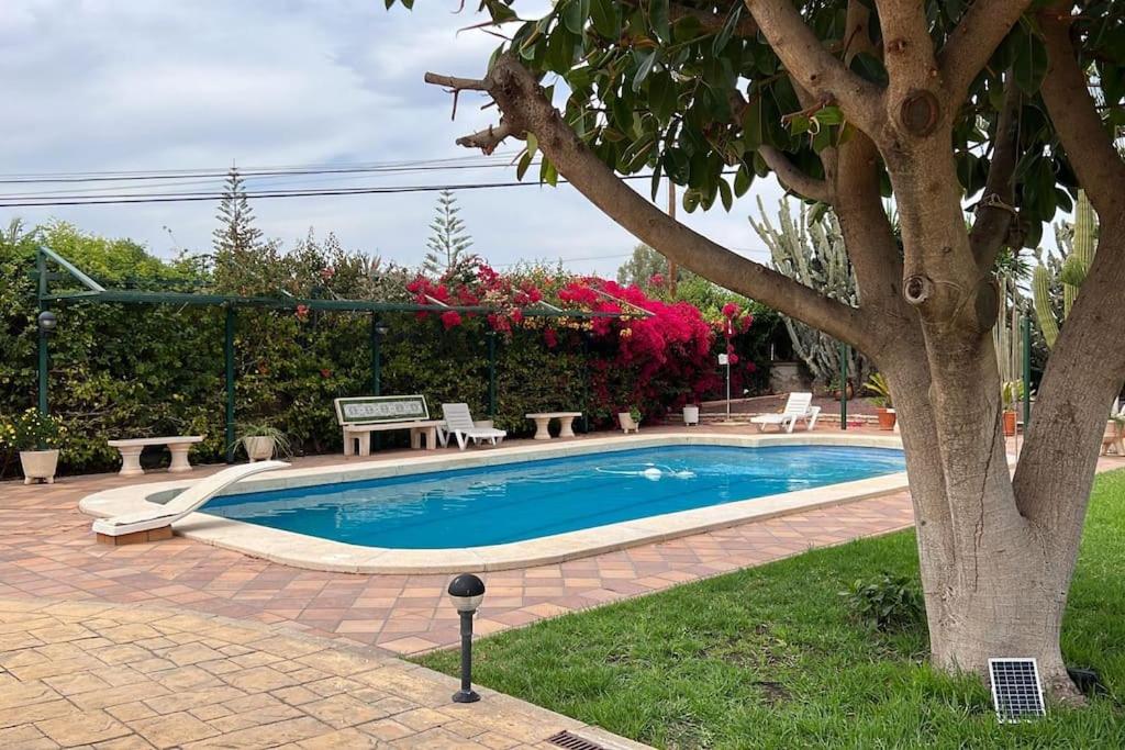 Villa Iluminada con chimenea, barbacoa y piscina cerca Playa