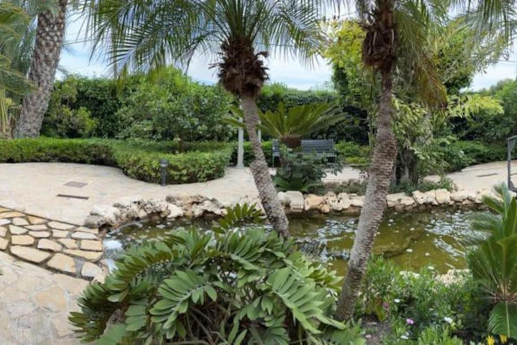Villa Iluminada con chimenea, barbacoa y piscina cerca Playa