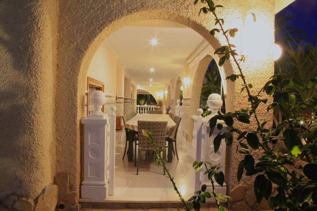 Villa Iluminada con chimenea, barbacoa y piscina cerca Playa