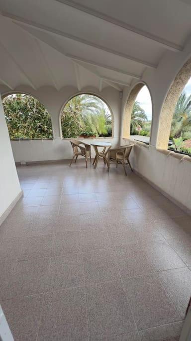 Villa Iluminada con chimenea, barbacoa y piscina cerca Playa