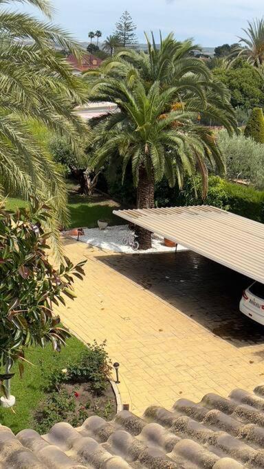 Villa Iluminada con chimenea, barbacoa y piscina cerca Playa