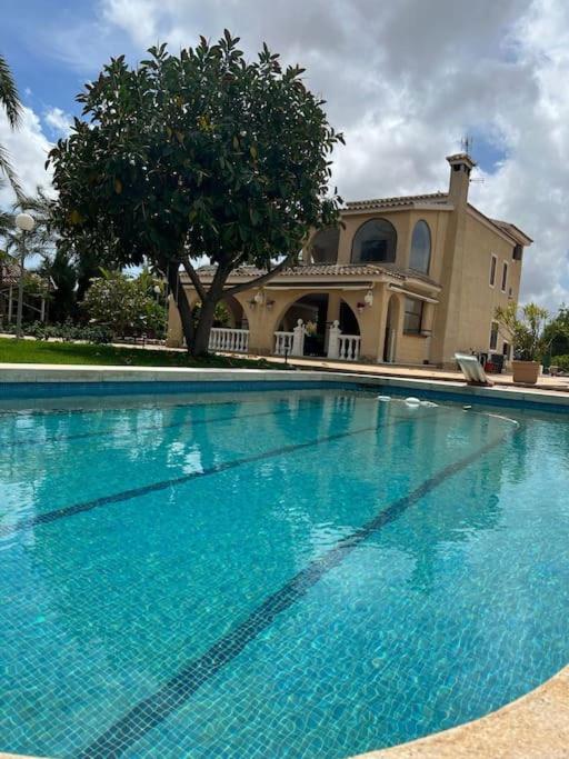 Villa Iluminada con chimenea, barbacoa y piscina cerca Playa