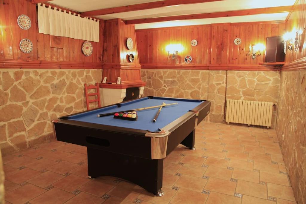 Villa Iluminada con chimenea, barbacoa y piscina cerca Playa