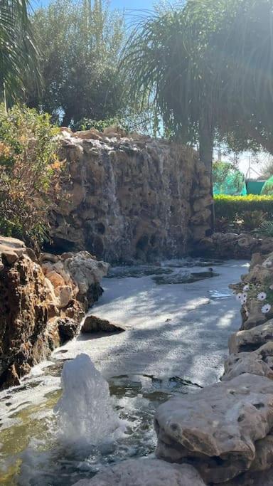 Villa Iluminada con chimenea, barbacoa y piscina cerca Playa