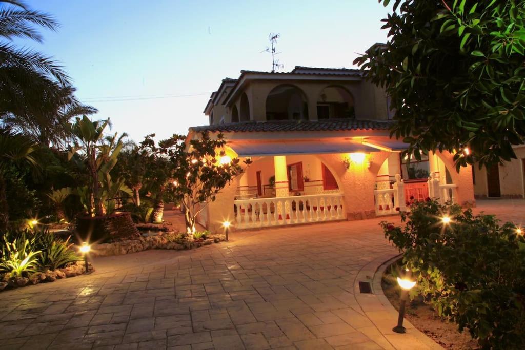 Villa Iluminada con chimenea, barbacoa y piscina cerca Playa