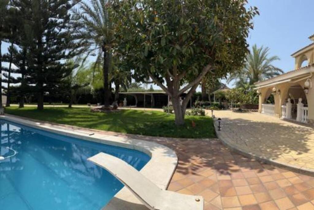 Villa Iluminada con chimenea, barbacoa y piscina cerca Playa
