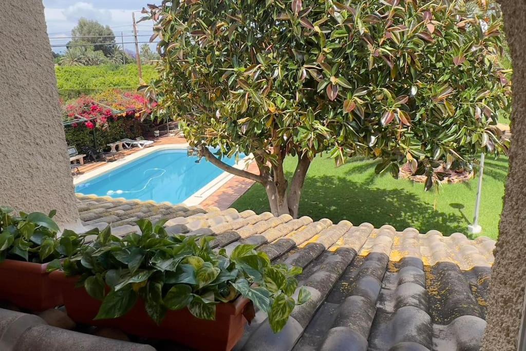 Villa Iluminada con chimenea, barbacoa y piscina cerca Playa