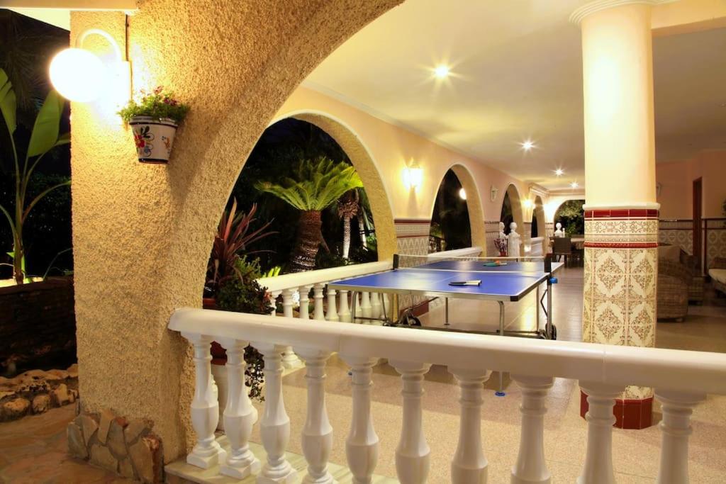 Villa Iluminada con chimenea, barbacoa y piscina cerca Playa