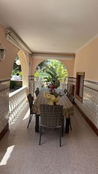 Villa Iluminada con chimenea, barbacoa y piscina cerca Playa
