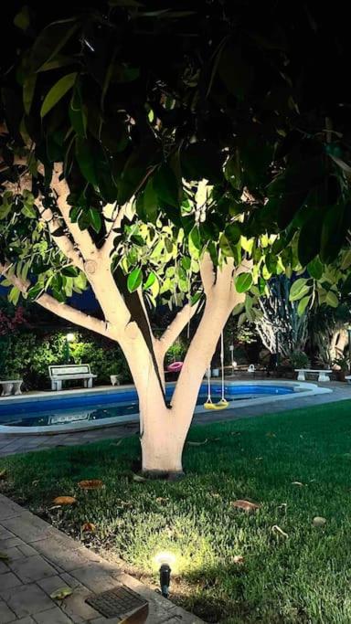 Villa Iluminada con chimenea, barbacoa y piscina cerca Playa
