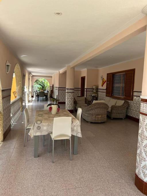 Villa Iluminada con chimenea, barbacoa y piscina cerca Playa