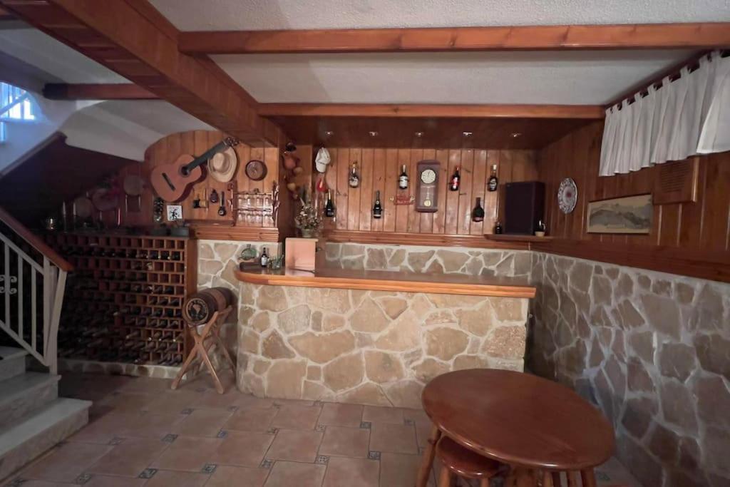 Villa Iluminada con chimenea, barbacoa y piscina cerca Playa