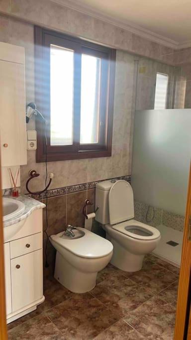 Villa Iluminada con chimenea, barbacoa y piscina cerca Playa