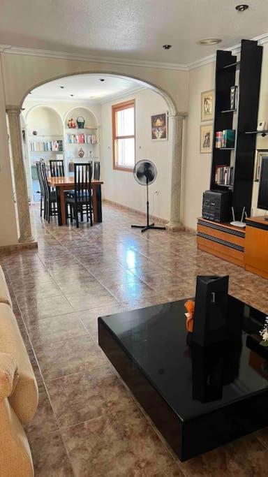 Villa Iluminada con chimenea, barbacoa y piscina cerca Playa