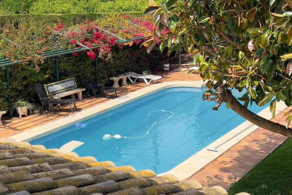 Villa Iluminada con chimenea, barbacoa y piscina cerca Playa