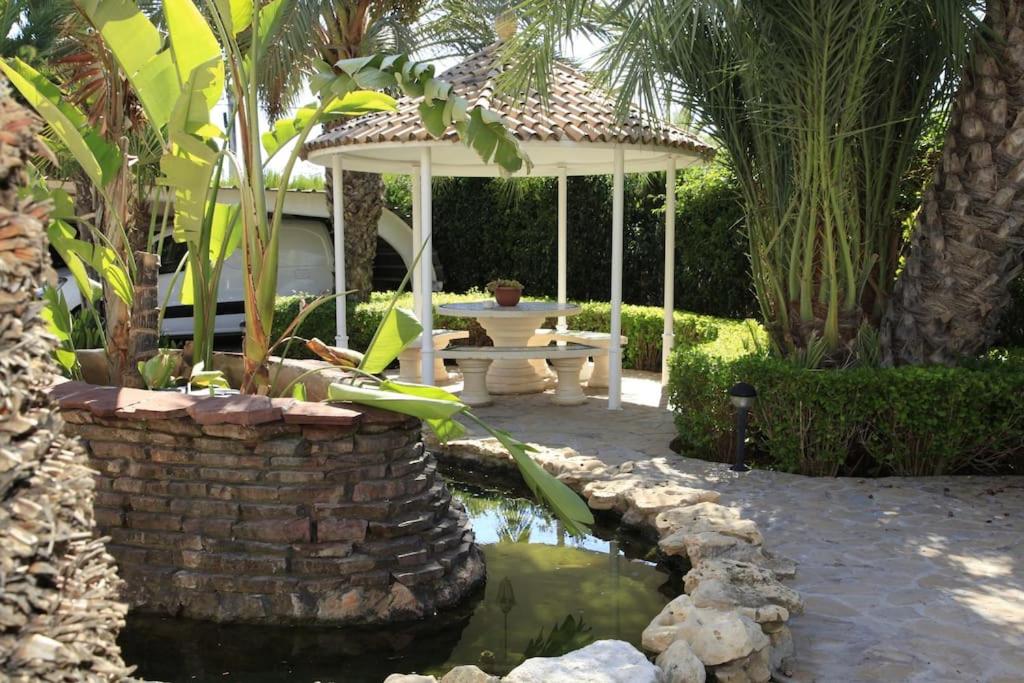 Villa Iluminada con chimenea, barbacoa y piscina cerca Playa