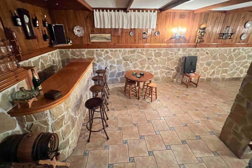 Villa Iluminada con chimenea, barbacoa y piscina cerca Playa