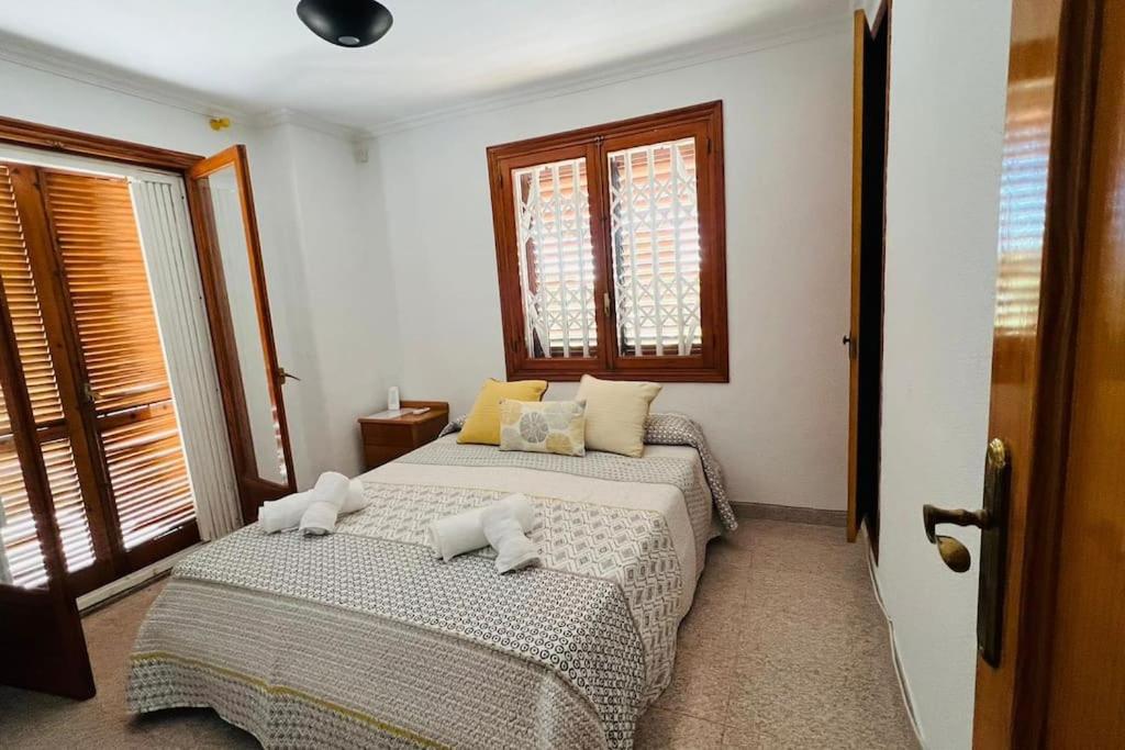 Villa Iluminada con chimenea, barbacoa y piscina cerca Playa