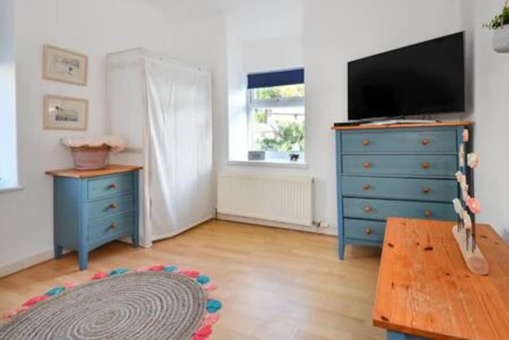 Beautiful cottage a stones throw from the beach. view 2