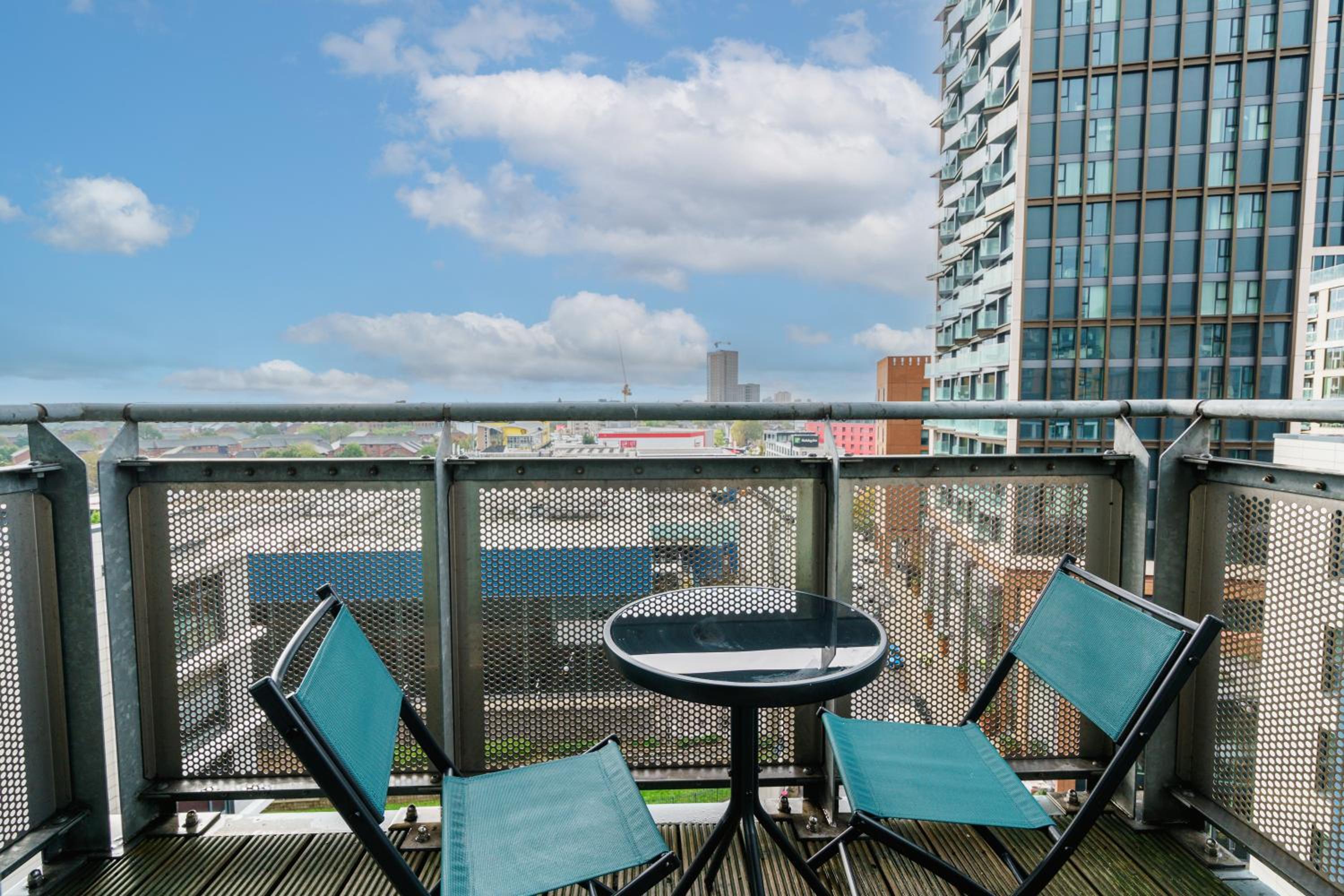 Cosy Flat right opp tube station