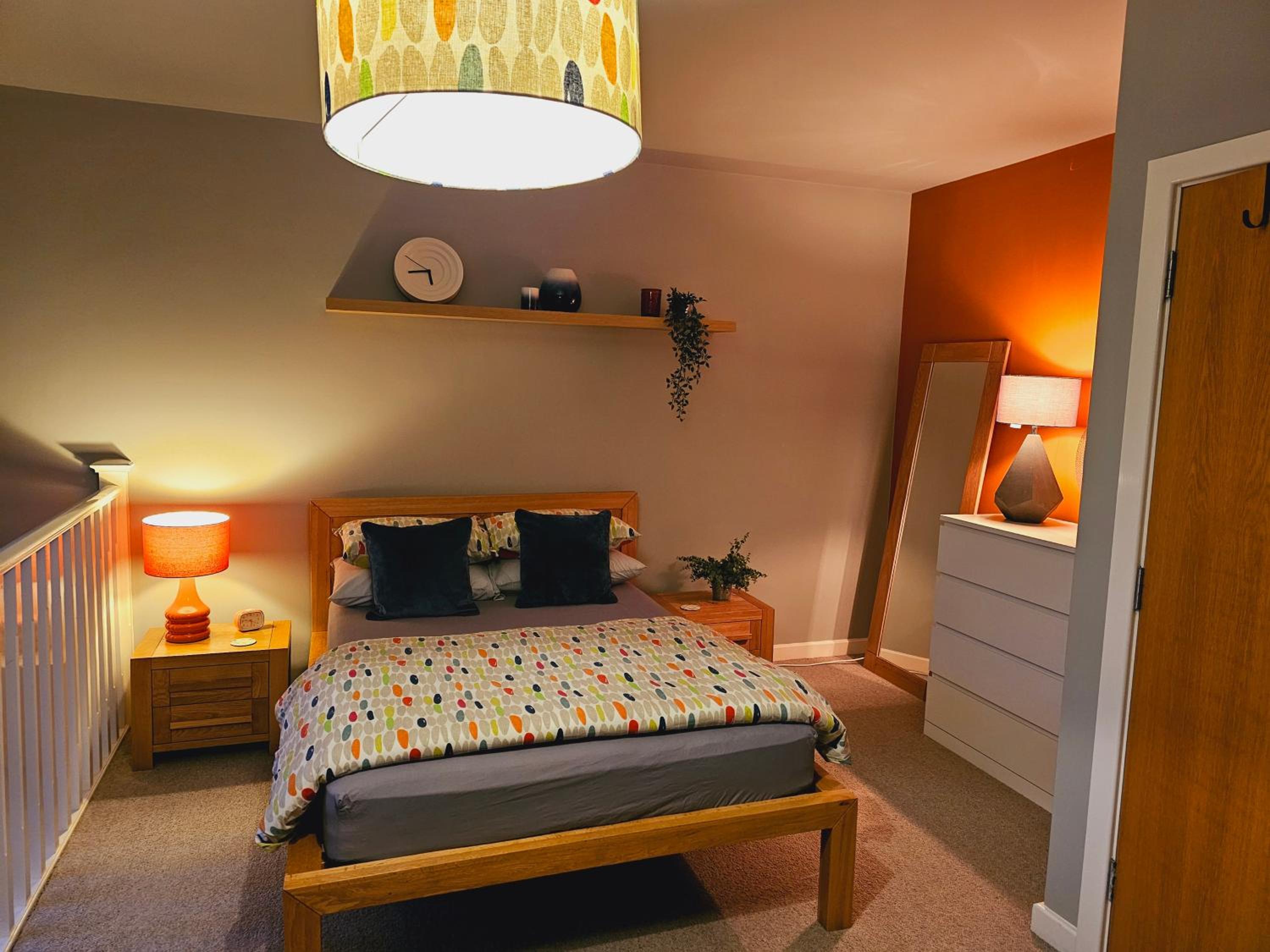 Charming 1-Bed Apartment in Newark view 3