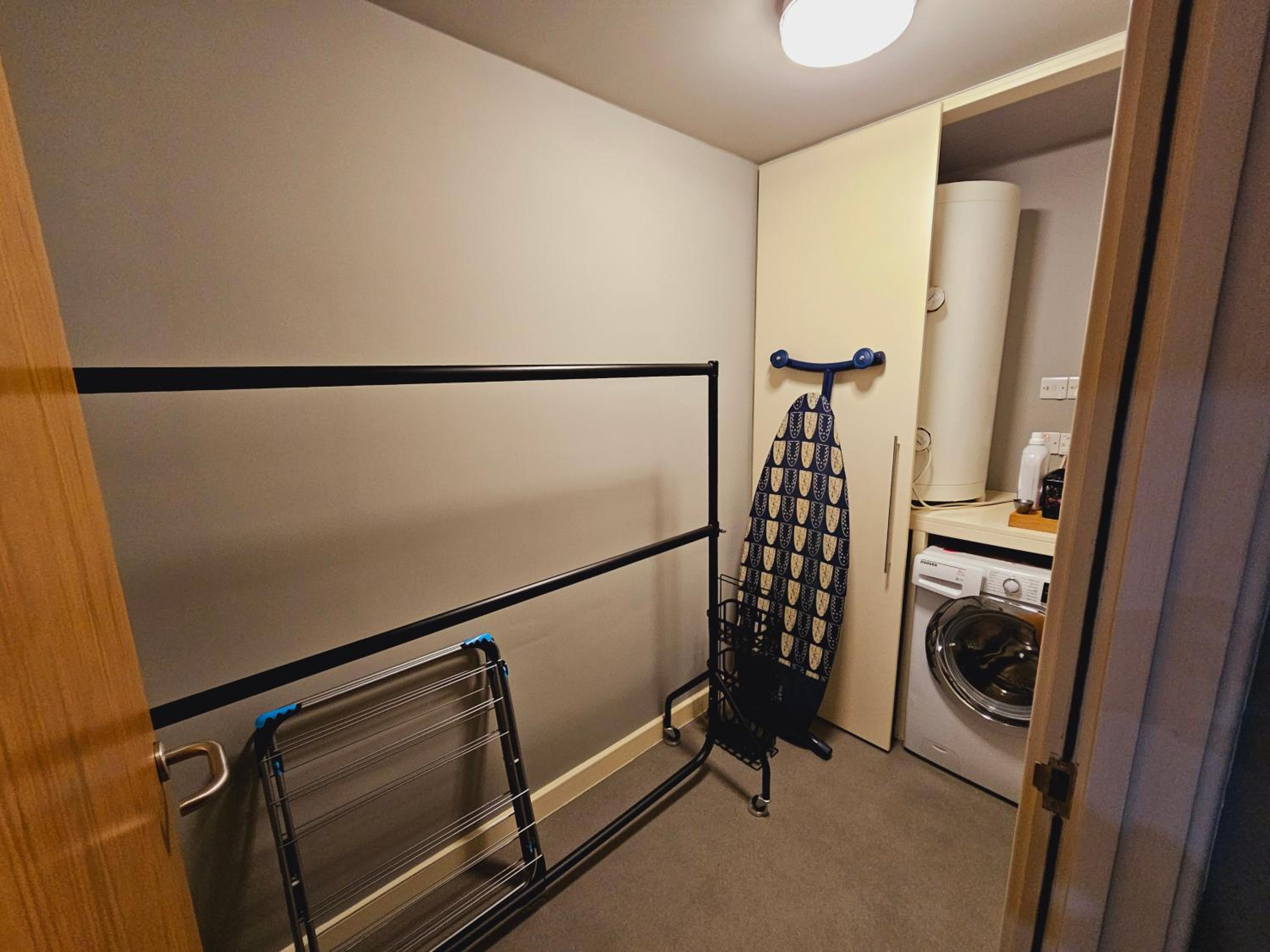 Charming 1-Bed Apartment in Newark view 2