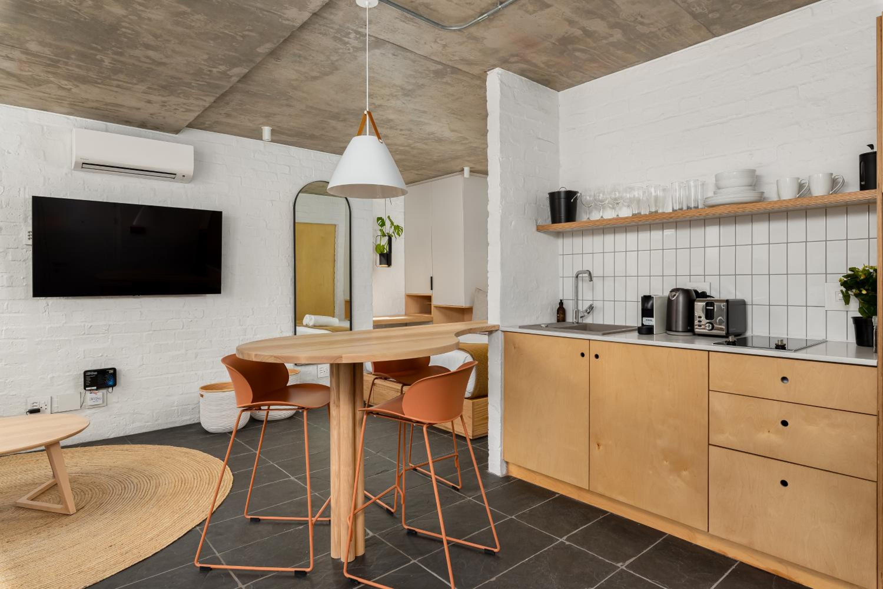 Westwind Light & Bright Luxury Apartment view 2