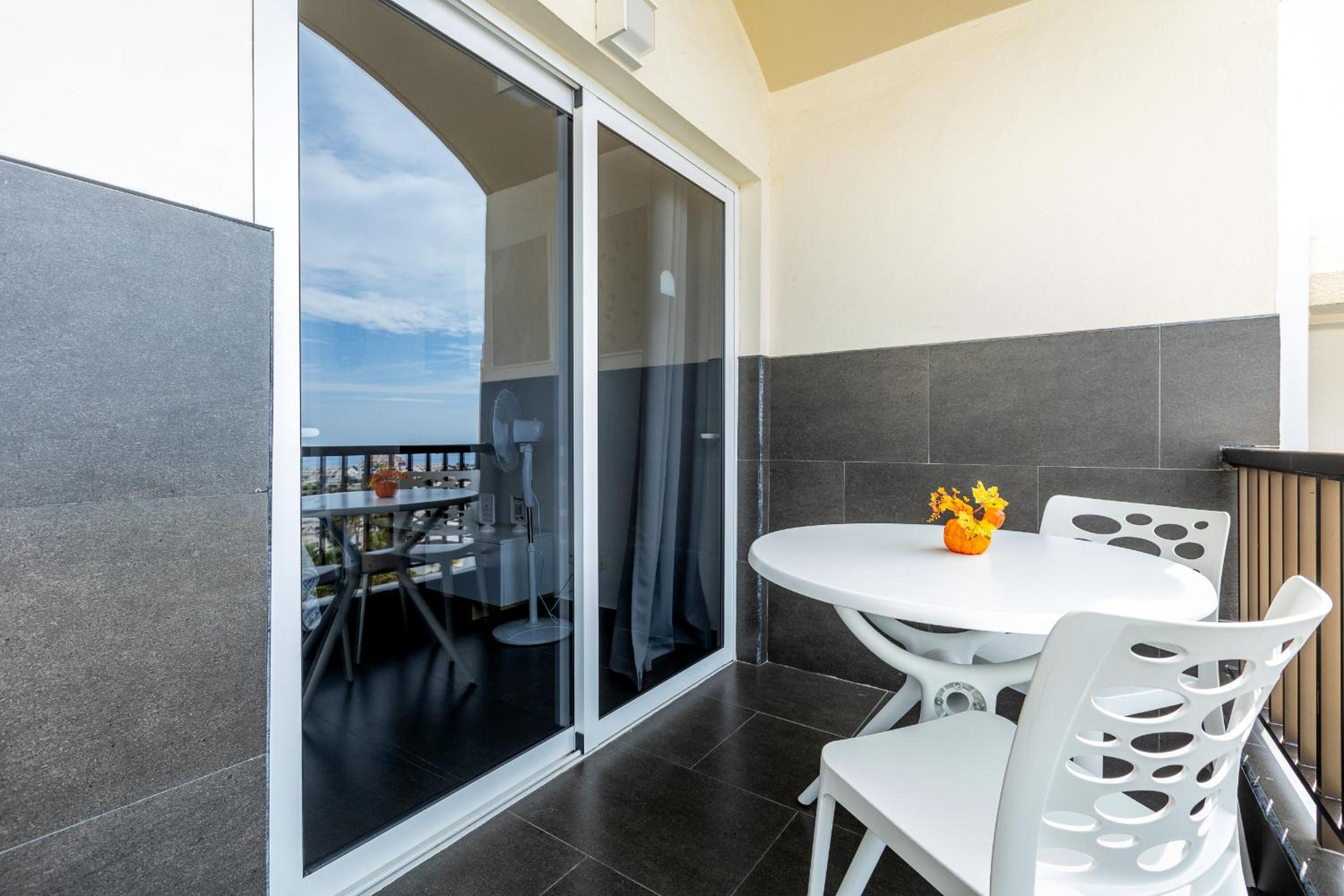 926 Fabulous Sea View of Las Americas, Beach fro3nt Studio! en Playa de las Americas