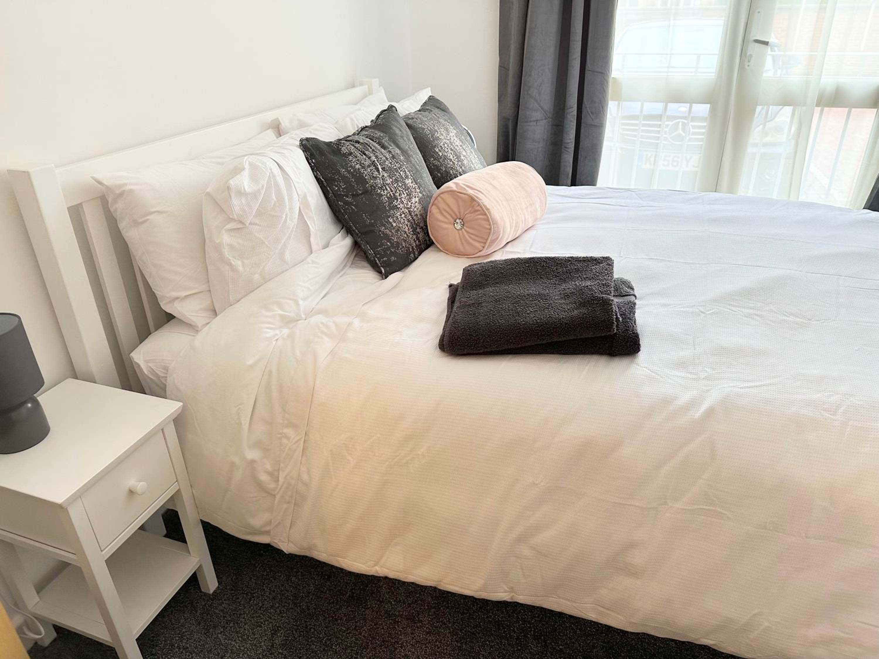 Superb 2 bed 2 bathroom free parking view 5