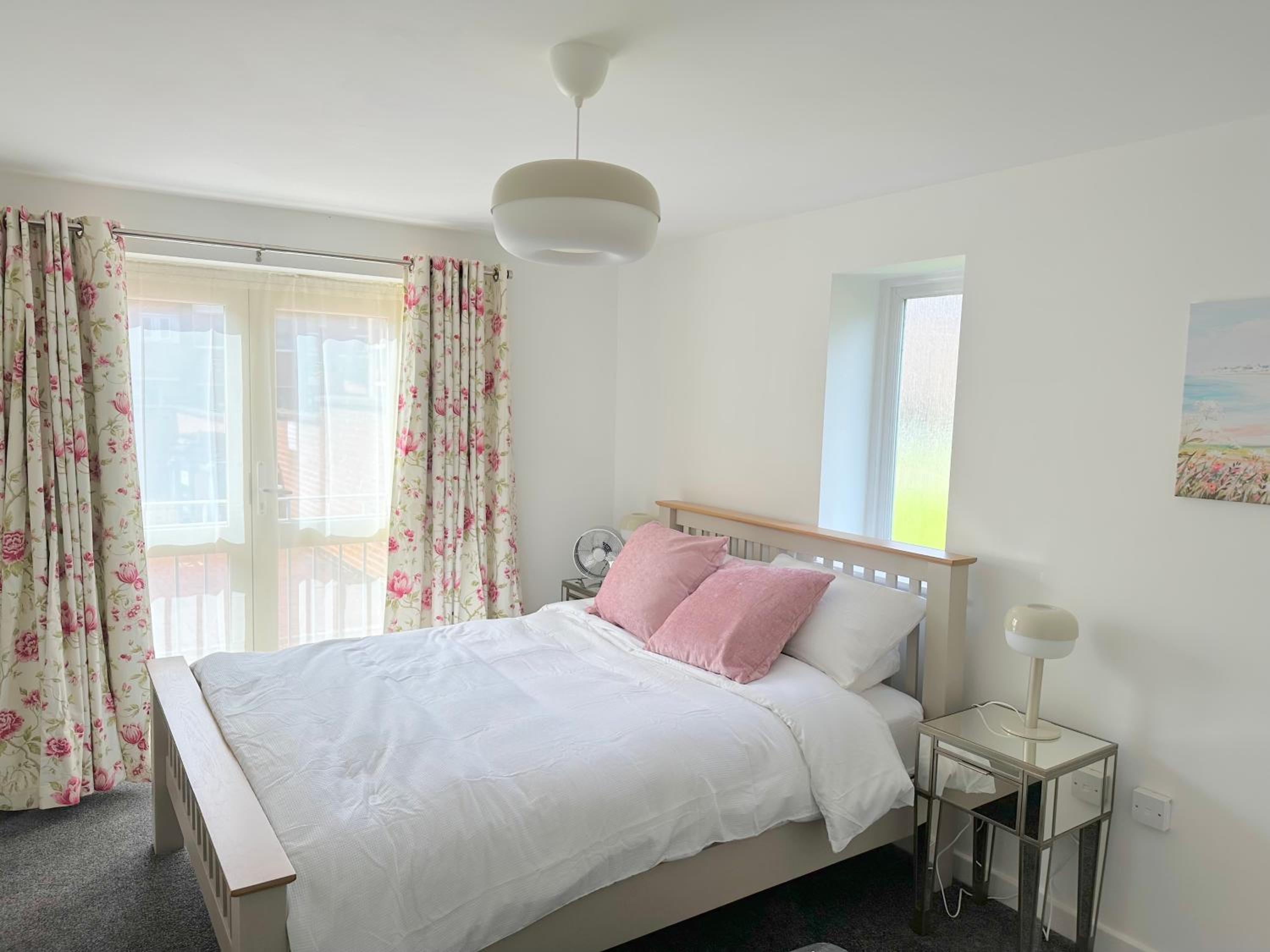Superb 2 bed 2 bathroom free parking view 4