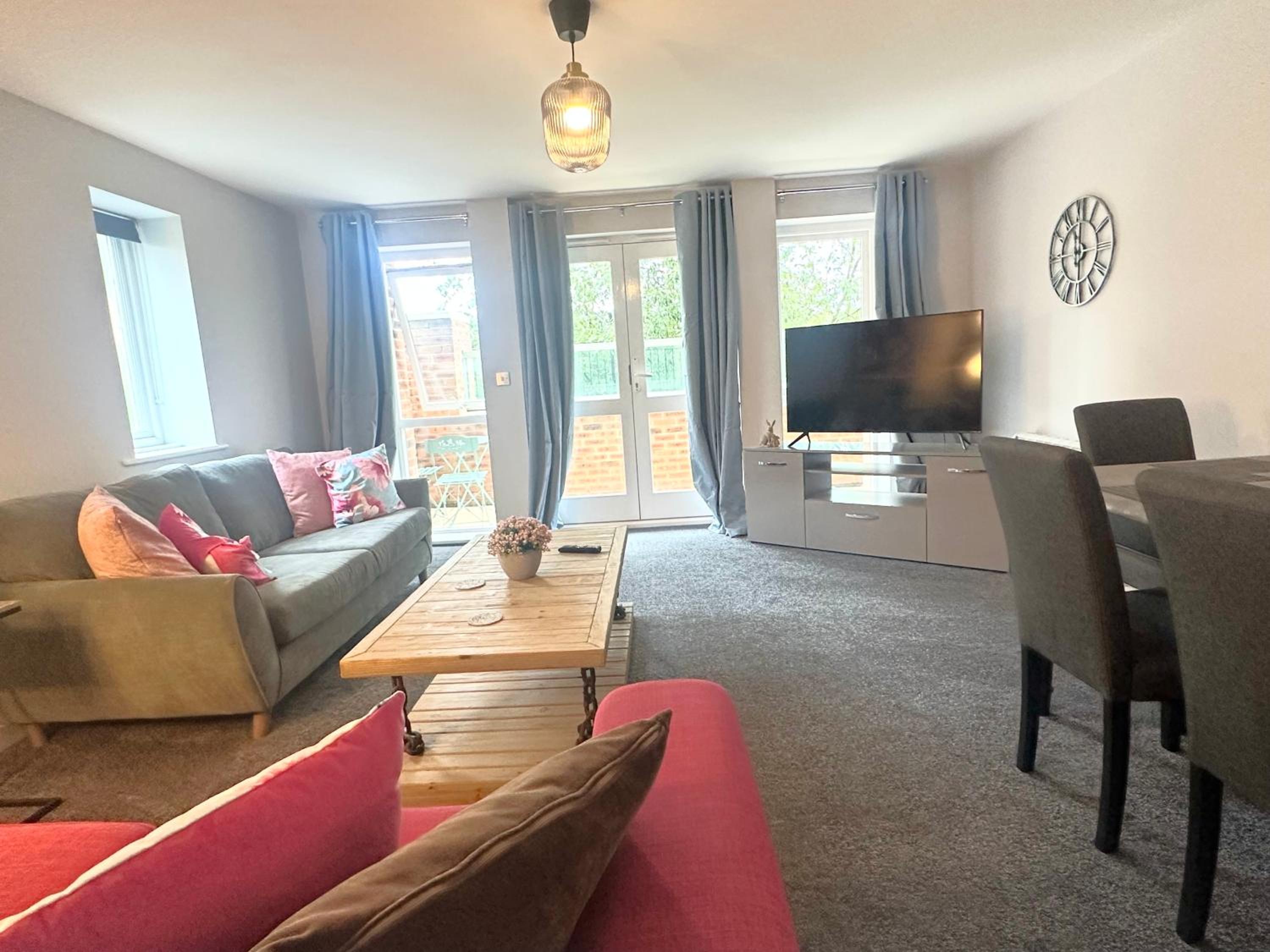 Superb 2 bed 2 bathroom free parking view 3