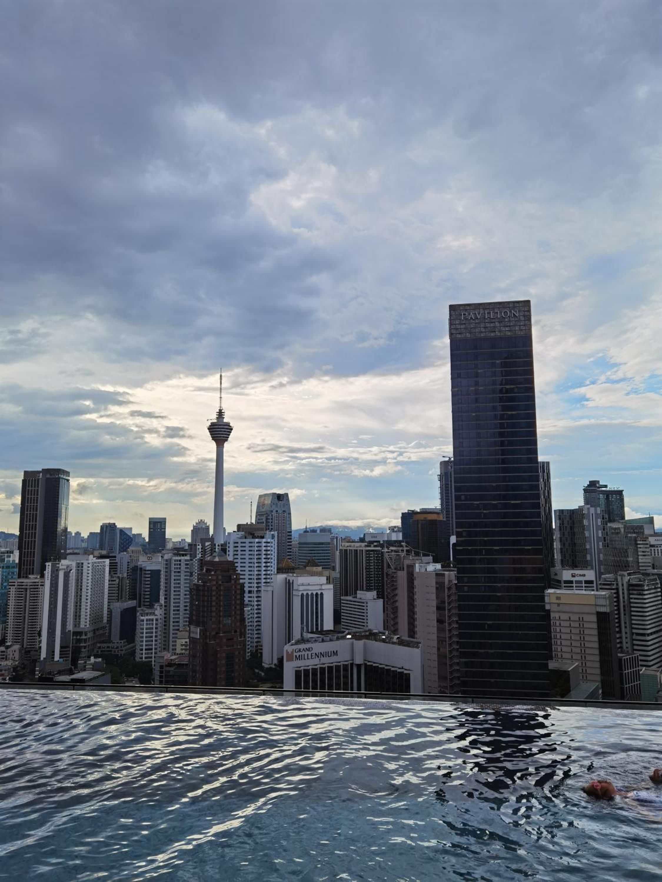 STAR HILL - Axon Infinity Pool with KL View 1minute to Pavilion Bukit Bintang Kuala Lumpur by Heritage