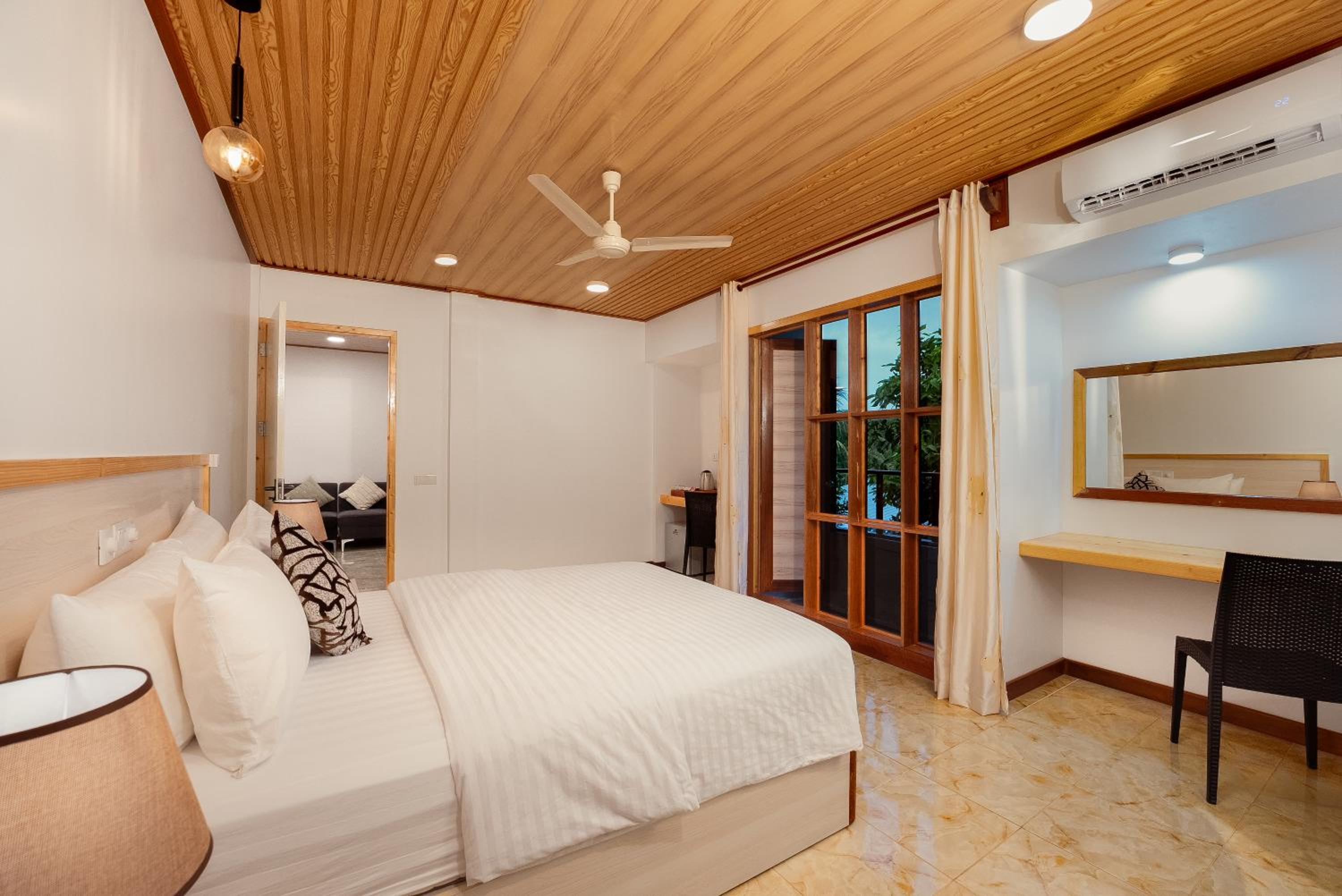 Hudhuveli Kamadhoo view 4