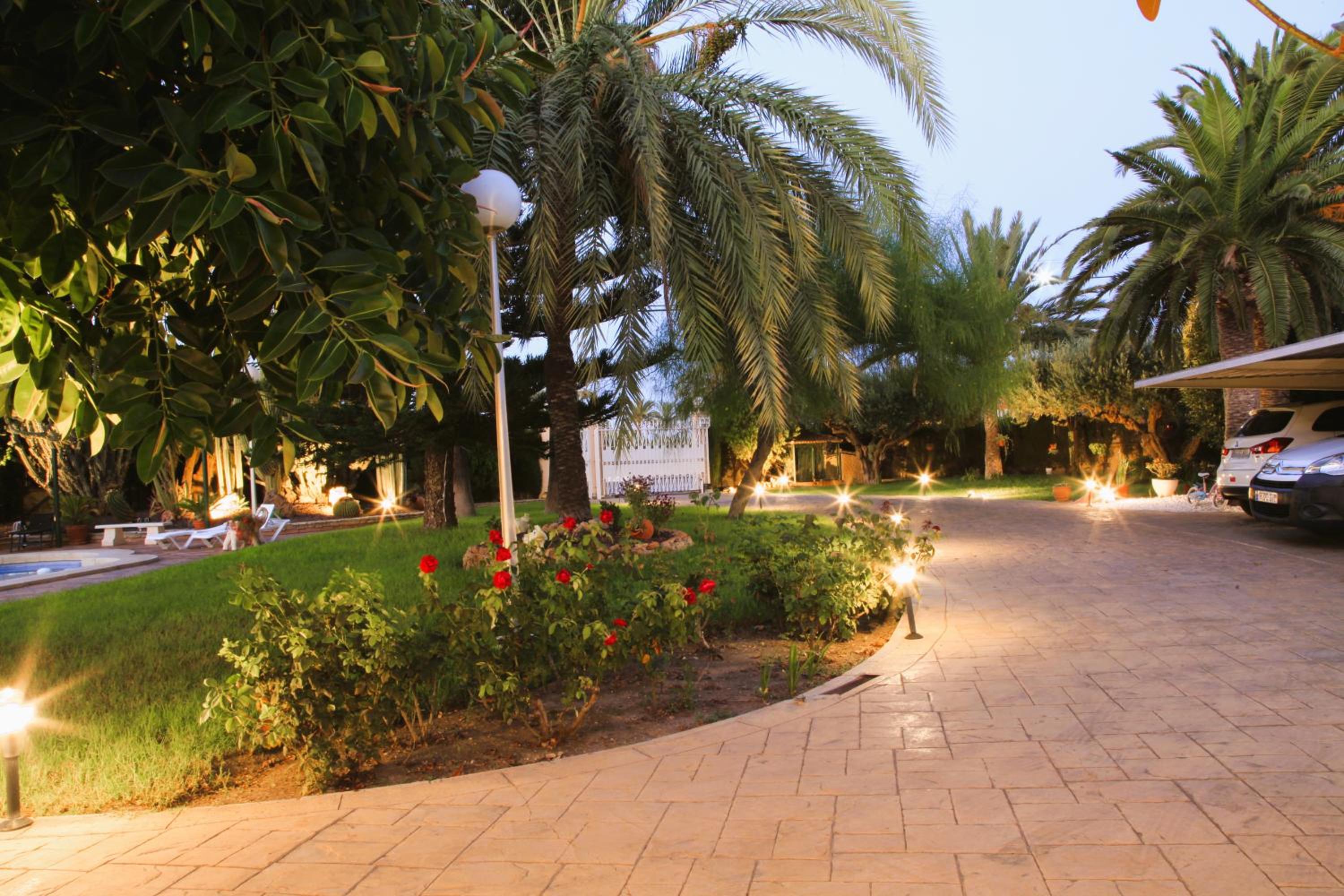 Villa Iluminada con chimenea, barbacoa y piscina cerca Playa