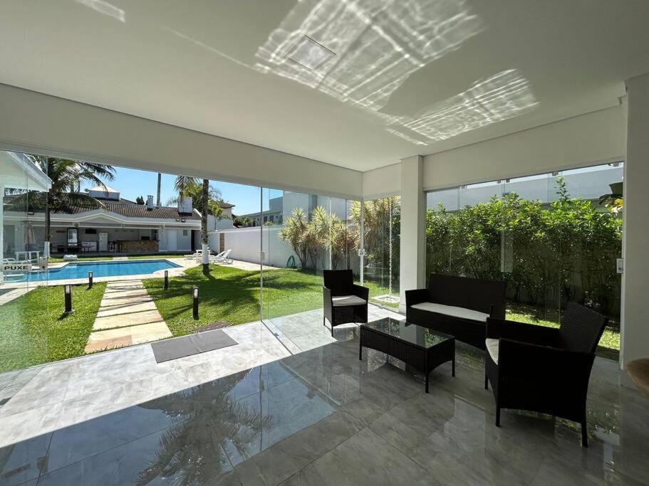Lindíssima mansão térrea Cond Acapulco