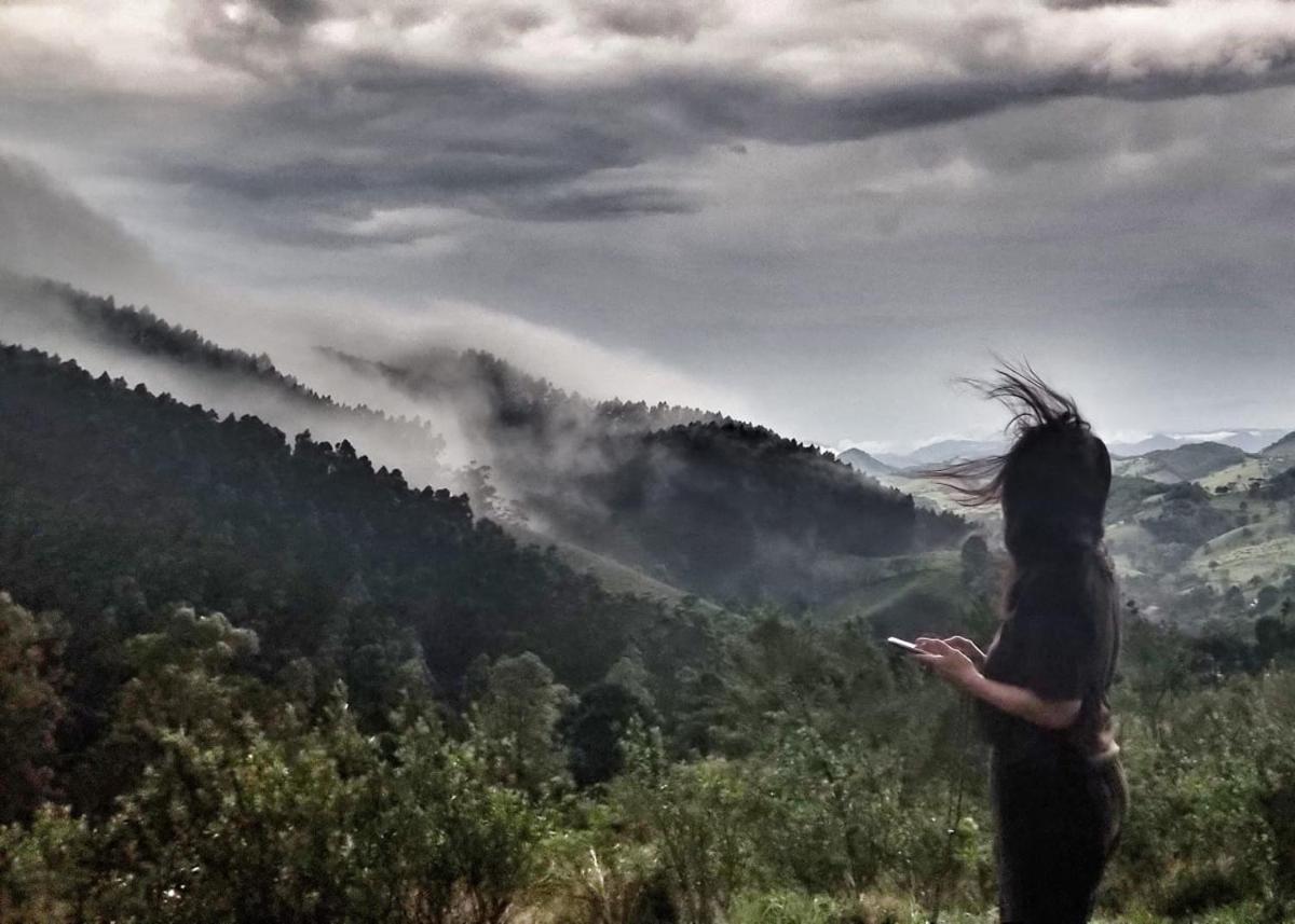 Casa ecológica na montanha com vista para o vale