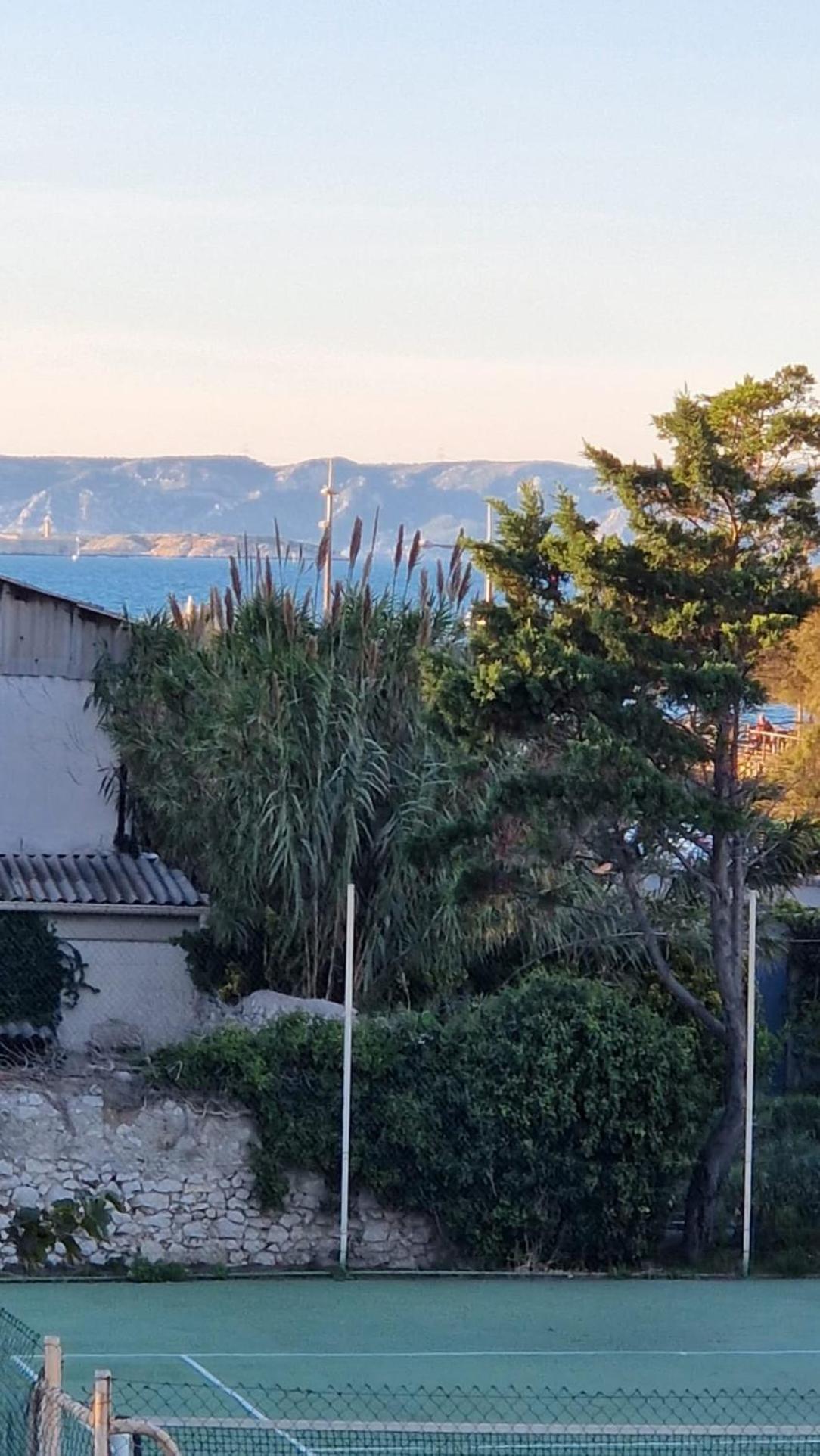 Pointe Rouge à 2mn de la plage - avec petite vue mer