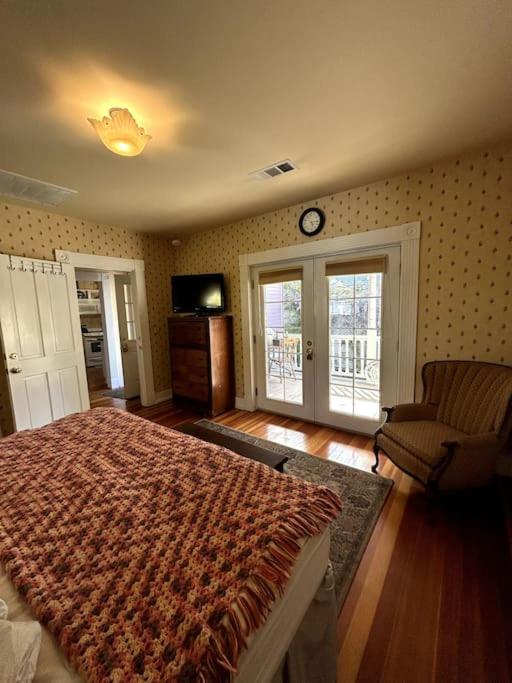 Savage Upon Siskiyou Spacious 3BDR near Railroad District view 5